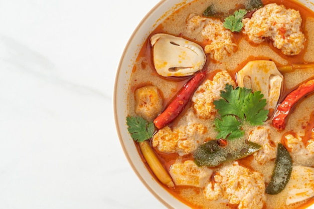 Würzige gekochte Schweinesuppe mit Pilz Tom Yum