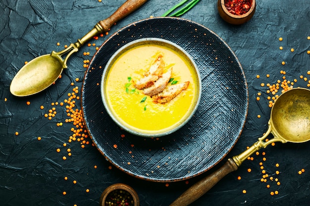 Würzige Gemüsesuppe. Teller mit aromatischer roter Linsensuppe