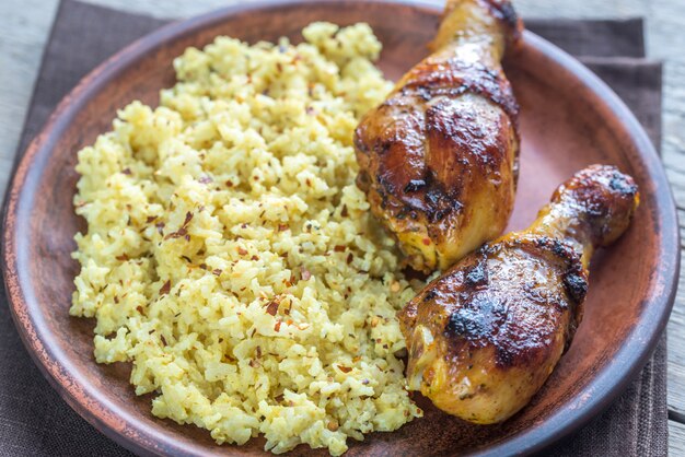 Würzige Hähnchenkeulen mit Reiscurry