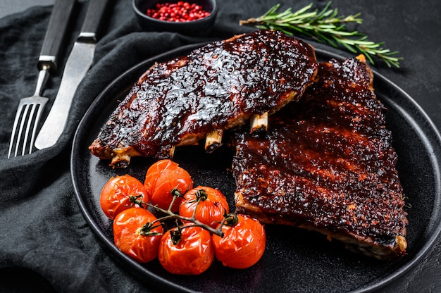 Würzige heiße gegrillte Schweinerippchen. Fleisch grillen.