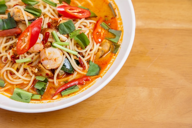 Würzige heiße Paprikasudeln mit Meeresfrüchten, Tom yum Thailand-Lebensmittel