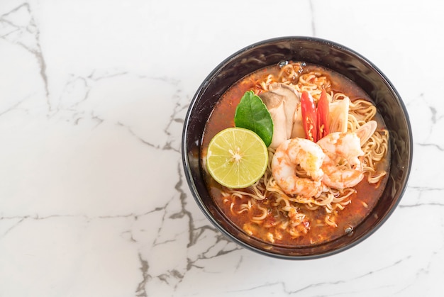 Würzige Instant-Nudelsuppe mit Garnelen