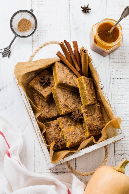 Würzige Kürbis Cbars Blondie Quadrate mit Zimt, Anis und Karamell. Traditionelles englisches Dessert