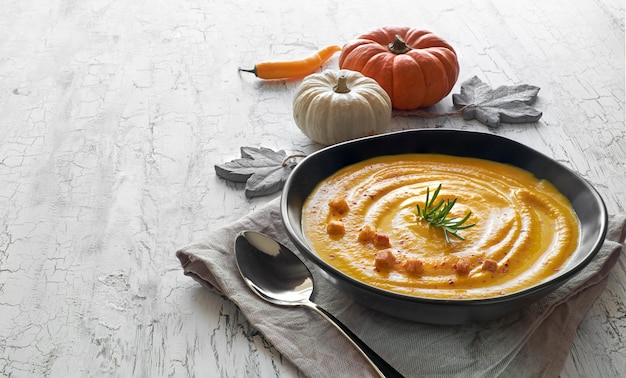 Würzige Kürbissuppe mit Paprika diente in der schwarzen Keramikplatte OM rustikal