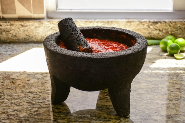 Würzige mexikanische Sauce in einem traditionellen mexikanischen Molcajete