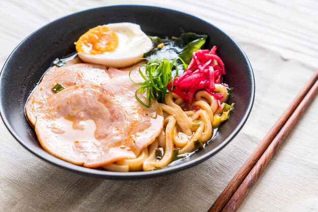 würzige Miso Udon Ramen Nudel mit Schweinefleisch