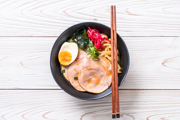 würzige Miso Udon Ramen Nudel mit Schweinefleisch