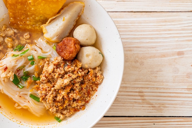würzige Nudeln mit Fischbällchen und gehacktem Schweinefleisch (Tom Yum Noodles) - asiatische Küche