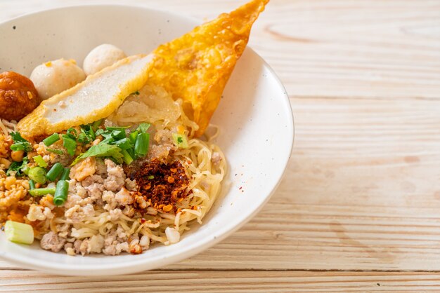 würzige Nudeln mit Fischbällchen und Hackfleisch (Tom Yum Noodles) - asiatische Küche