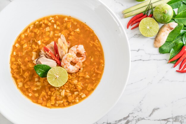 Würzige Nudelsuppe mit Garnelen