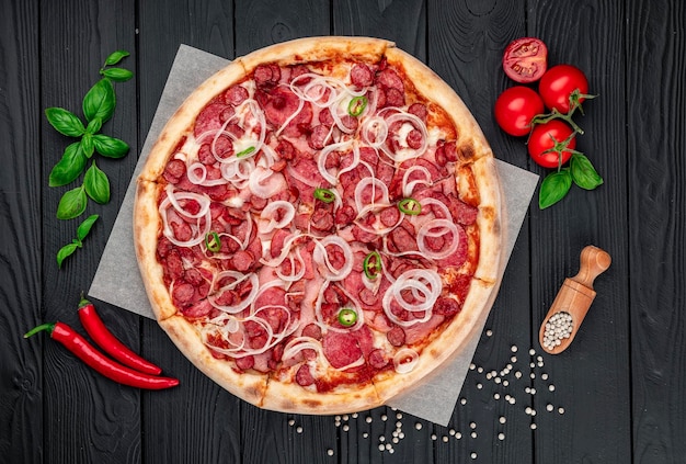 Würzige Pizza mit Schinkenwurst, Jalapenopfeffer und Zwiebeln