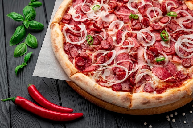 Würzige Pizza mit Schinkenwurst, Jalapenopfeffer und Zwiebeln