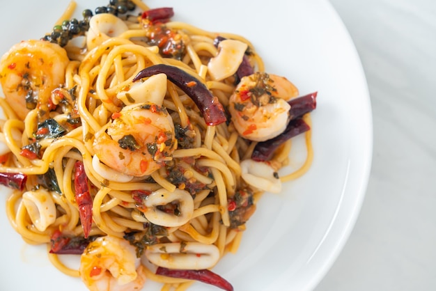 Würzige Spaghetti-Meeresfrüchte auf dem Teller