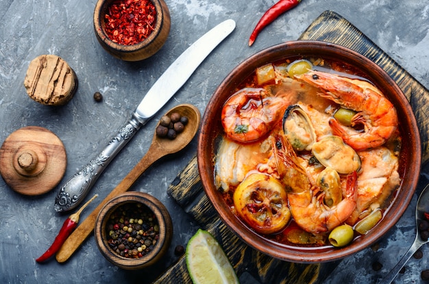 Würzige Suppe mit Meeresfrüchten