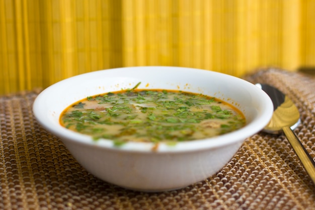 Würzige Suppe Tom Yam mit Garnelen und Grüns