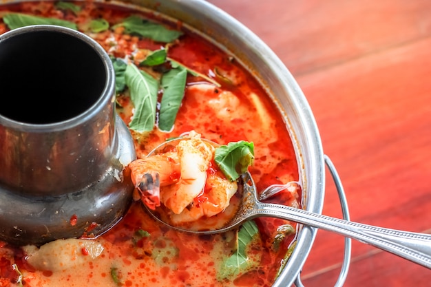 Würzige thailändische art tom yum goong der draufsicht im heißen topf, in der würzigen suppe, in einem klassischen würzigen lemongras- und garnelensuppenrezept von thailand