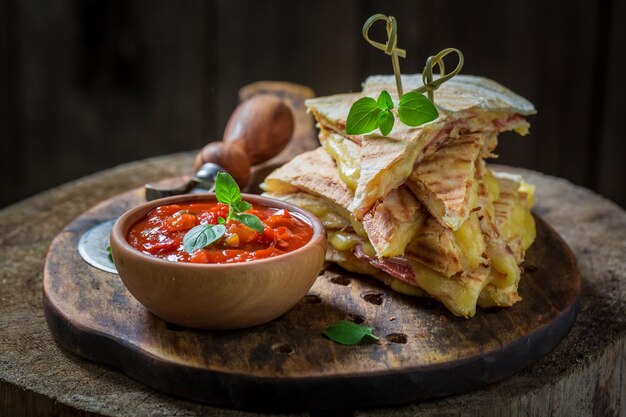 Würzige Tortilla als Quesadilla mit Sauce und Kräutern