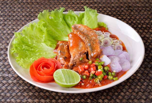 Würziger Fisch in Büchsen konservierter Sardinen-Salat, thailändisches Lebensmittel