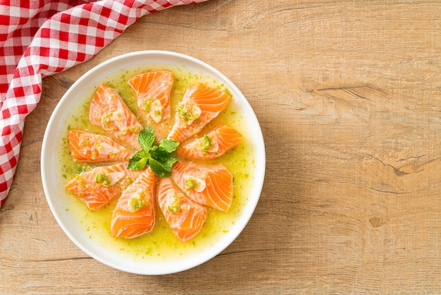 Würziger frischer Lachs roh in Meeresfrüchtesalatsauce