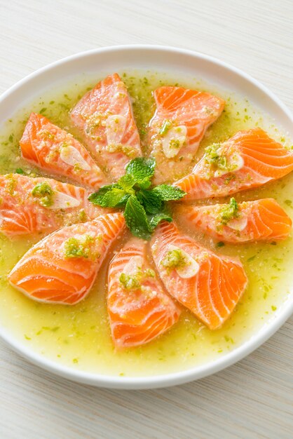 Würziger frischer Lachs roh in Meeresfrüchtesalatsauce