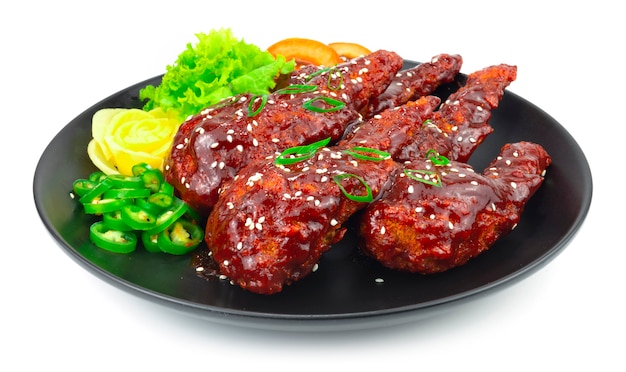 Würziger gefüllter Hühnerflügel mit scharfer Paprikasauce Korean Food Style innen mit Hackfleischhähnchen, Glasnudeln, Kohl und Karotten Dekorieren Sie geschnitzte Chili und Gemüse Seitenansicht