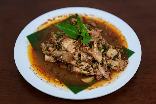 Würziger gegrillter Schweinefleisch-Salat, Nam Tok Moo, thailändisches Lebensmittel