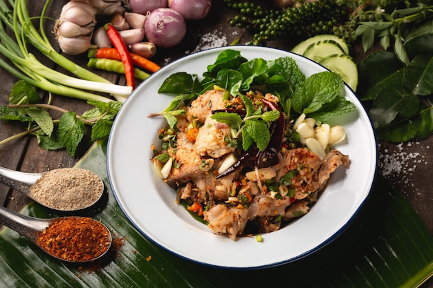 Würziger gehackter Fischsalat, lokales thailändisches Esan-Essen, Thailand