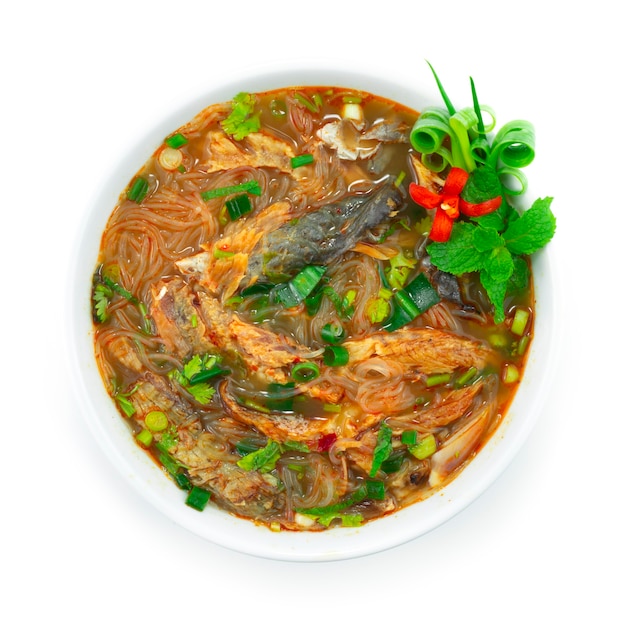 Würziger geräucherter Fisch mit Fadennudeln Suppe Gewürze Geschmack Thai Food Northern Style Dekoration geschnitztes Gemüse Draufsicht