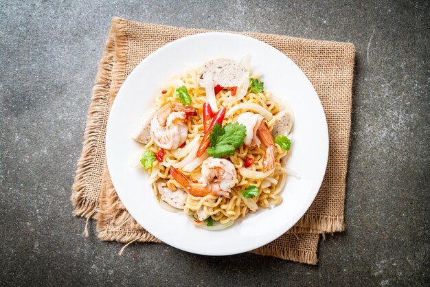 würziger Instant-Nudelsalat mit Garnelen - thailändische Küche