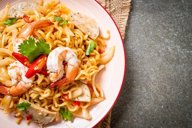 würziger Instant-Nudelsalat mit Garnelen