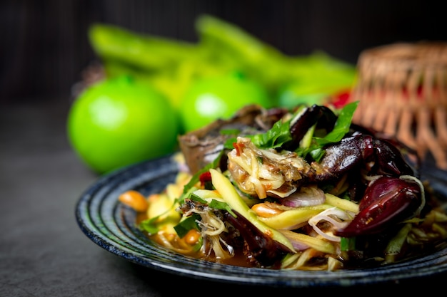 Würziger Mangosalat mit Feldkrabben thailändischen Essens