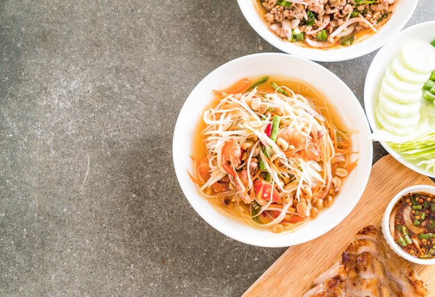 würziger Papaya-Salat (traditionelles thailändisches Essen)