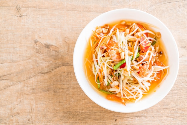 würziger Papaya-Salat (traditionelles thailändisches Essen)