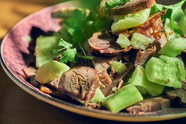 Würziger Rindfleisch- und eingelegter Gurkensalat nach chinesischer Art.