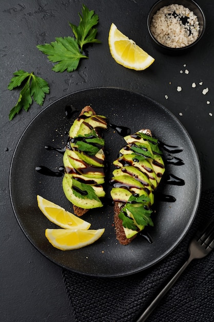 Würziger Roggentoast mit Avocado-, Zitronen- und Balsamico-Sauce