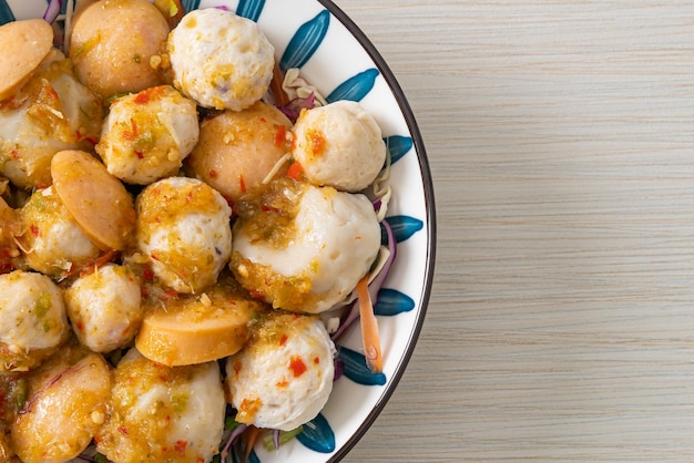 Würziger Salat mit Fleischbällchen und Fischbällchen - gesunder Essensstil