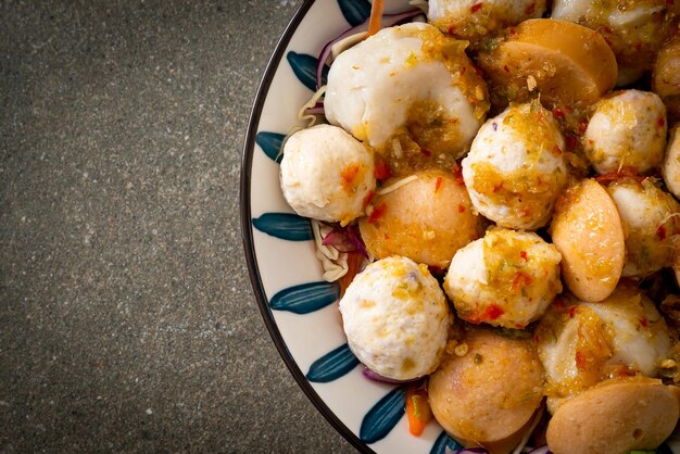 Würziger Salat mit Fleischbällchen und Fischbällchen