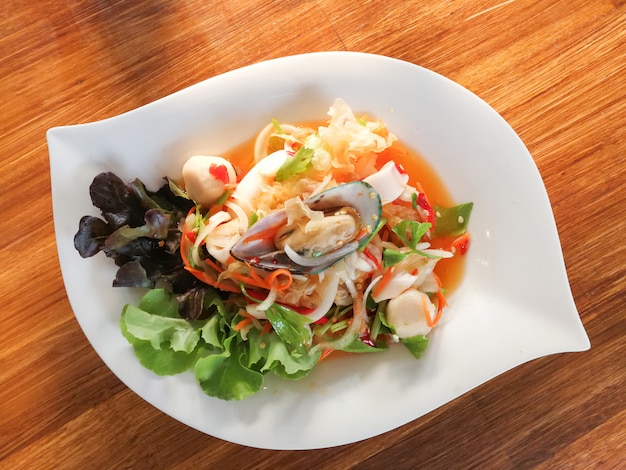 Würziger Salatmischungs-Meeresfrüchteteller mit Kalmarmuschel-Garnele und Frischgemüse diente auf Speisetische