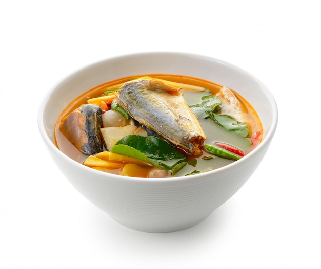 Würziger Sardinenfisch, Tom Yum Thai Food Style auf weißem Hintergrund