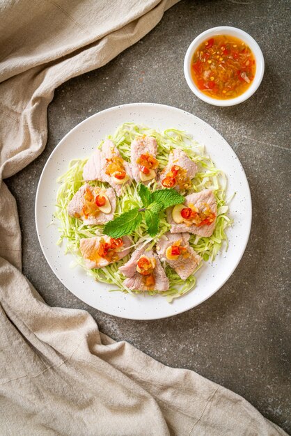 Würziger Schweinesalat oder gekochtes Schweinefleisch mit Limetten-Knoblauch-Chili-Sauce