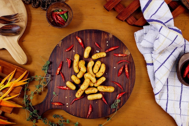 würziger Snack auf Holztablett