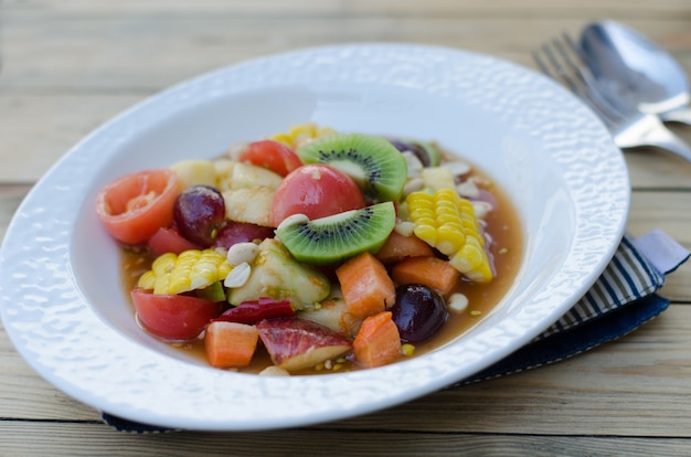 Würziger thailändischer gemischter Fruchtsalat