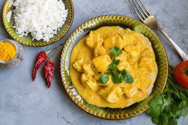 würziges Hähnchen in Currysauce gedünstet.