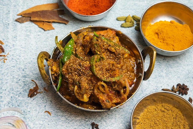 Würziges Hähnchen Karahi mit Masala-Pulver serviert in einem Gericht isoliert auf grauem Hintergrund Draufsicht auf bangladeschisches Essen