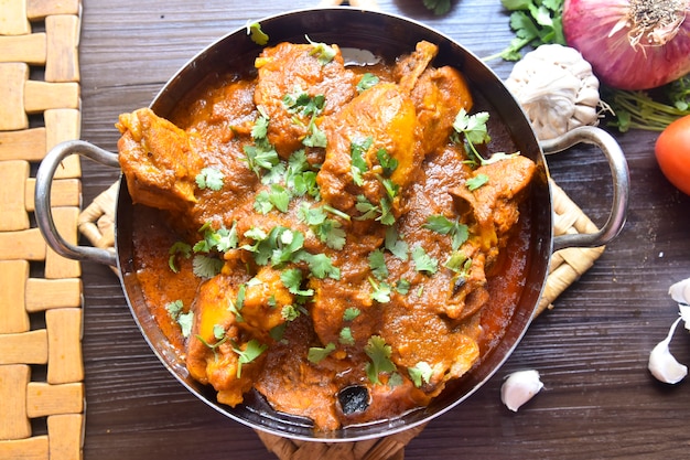 Würziges Hühnchen-Curry nach pakistanischer Art