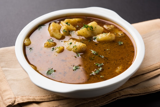 Würziges Kartoffelcurry, beliebtes indisches Hauptgericht, auch bekannt als Aloo Sabji oder Sabzi auf Hindi