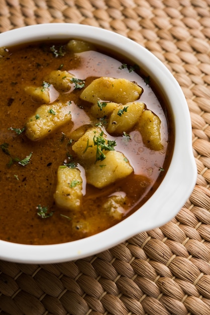 Würziges Kartoffelcurry, beliebtes indisches Hauptgericht, auch bekannt als Aloo Sabji oder Sabzi auf Hindi