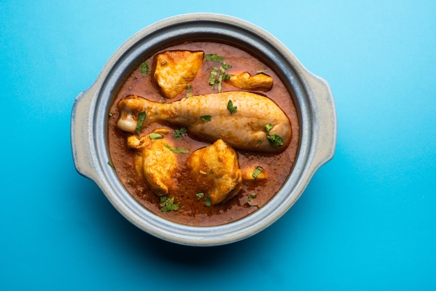 Würziges rötliches Hühnchen-Curry oder roter Murgh Masala oder Korma. Indisches nicht-vegetarisches Essen. selektiver Fokus.