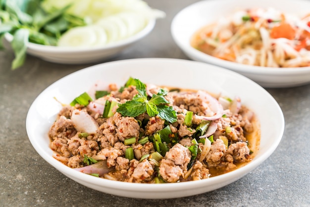 würziges Schweinefleisch (Larb - traditionelle thailändische Küche)