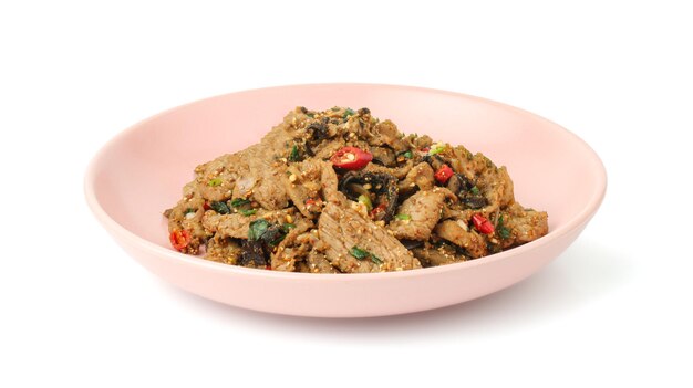 Foto würziges thailändisches rindfleisch-hackfleisch. köstliche asiatische küche mit aromatischen kräutern und gewürzen